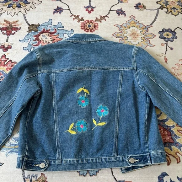 Y2K No Boundaries Embroidered Flower Classic Denim Jacket - Picture 4 of 6